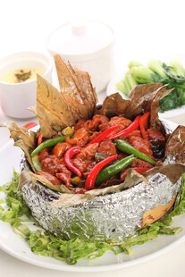 红烧鱼配辣椒蔬菜摆盘