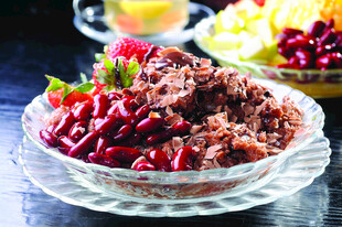 美味红豆冰沙配新鲜水果