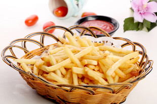 美味油炸薯条摆放在篮中