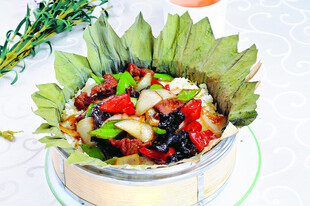 荷叶盛装多彩凉拌菜