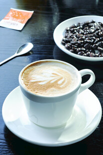 精致拉花咖啡 咖啡豆相伴
