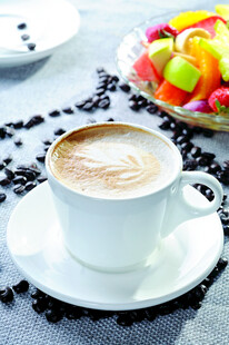 卡布奇诺与缤纷水果拼盘