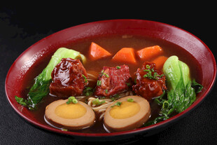 红烧牛肉蔬菜套餐饭