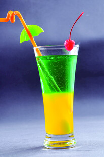 多彩分层鸡尾酒