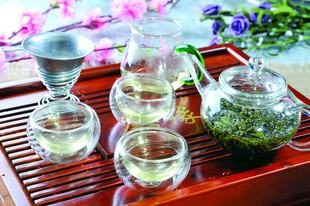 精致茶具与清香绿茶