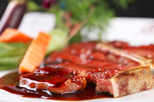 美味多汁的烤牛排