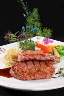 美味多汁牛排摆盘精美