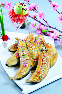 香烤茄子配多彩装饰