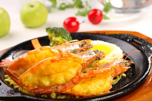 美味芝士焗饭配新鲜蔬菜