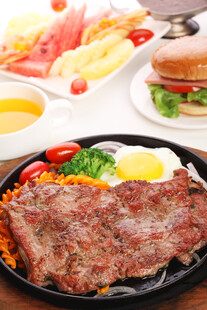 美味牛排与多样美食组合