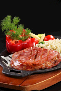 美味牛排搭配多彩蔬菜