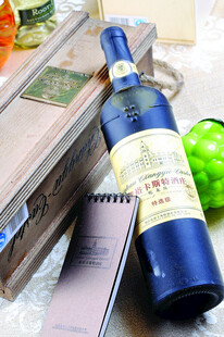 蓝色酒瓶置于多样物品间