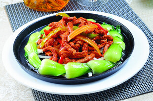 辣椒炒肉配青菜