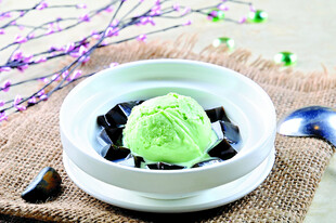 抹茶冰淇淋配蓝莓小食