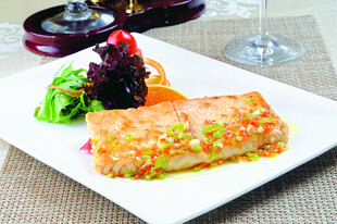 香煎鱼配多彩蔬菜