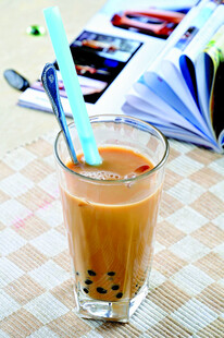 玻璃杯中的美味珍珠奶茶