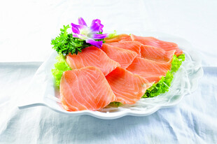 新鲜三文鱼刺身摆盘