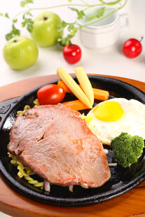 美味西式餐点烤肉与蔬菜