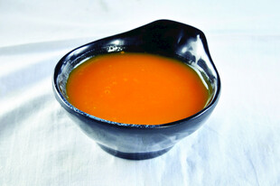 黑色碗中的橙色汤汁