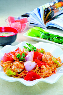 美味泰式炒面配清新蔬菜