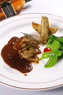 美味牛排配蔬菜与薯条