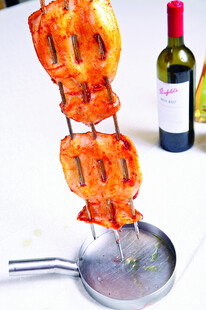 美味烤肉搭配红酒佳酿