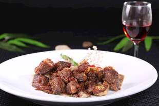 美味牛肉摆盘 佐一杯红酒