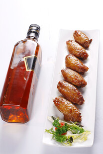美味鸡翅配特色饮品