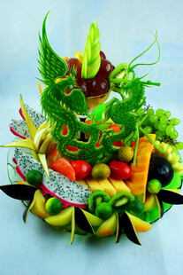创意果蔬雕刻龙造型