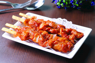 美味骨肉相连串在盘中