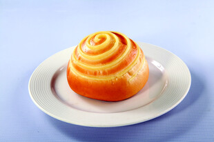 螺旋面包置于白色盘上