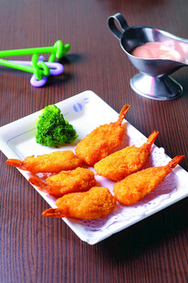 美味炸虾棒摆放在盘中