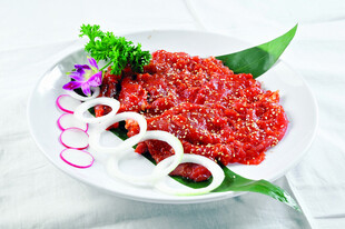 美味生牛肉刺身摆盘