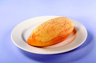 白色盘上的美味金黄面包