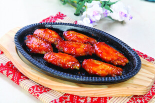 美味烤鸡翅摆于盘中