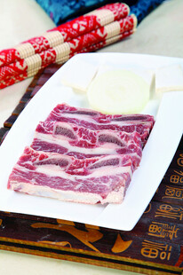 新鲜五花肉切片展示