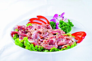 新鲜生肉摆盘 色彩诱人