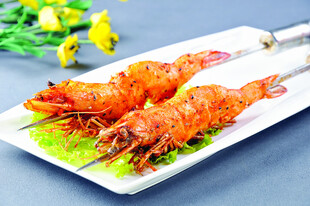 美味烤虾摆放在精致盘中