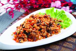 美味肉末菜肴摆于盘中