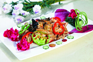 精美摆盘的多彩蔬菜烤肉