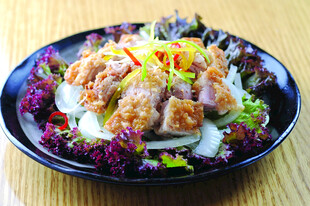 美味炸鸡蔬菜盖饭