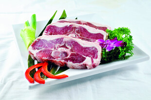 新鲜生羊肉摆盘展示