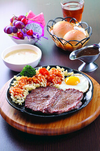 美味牛排套餐 视觉与味觉盛宴