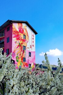 彩色涂鸦建筑前绿植景观