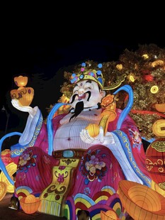 传统戏曲扮相的精美塑像