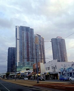 城市高楼与街边低矮建筑