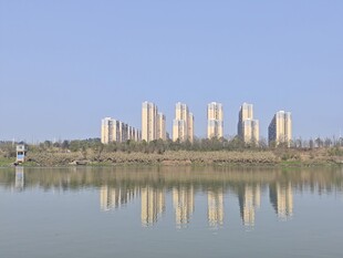 湖畔高楼倒影美景