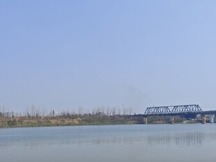 河畔桥梁远景
