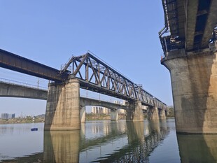 江上铁桥横跨平静水面