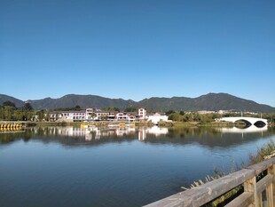 湖畔美景 远山近桥入画